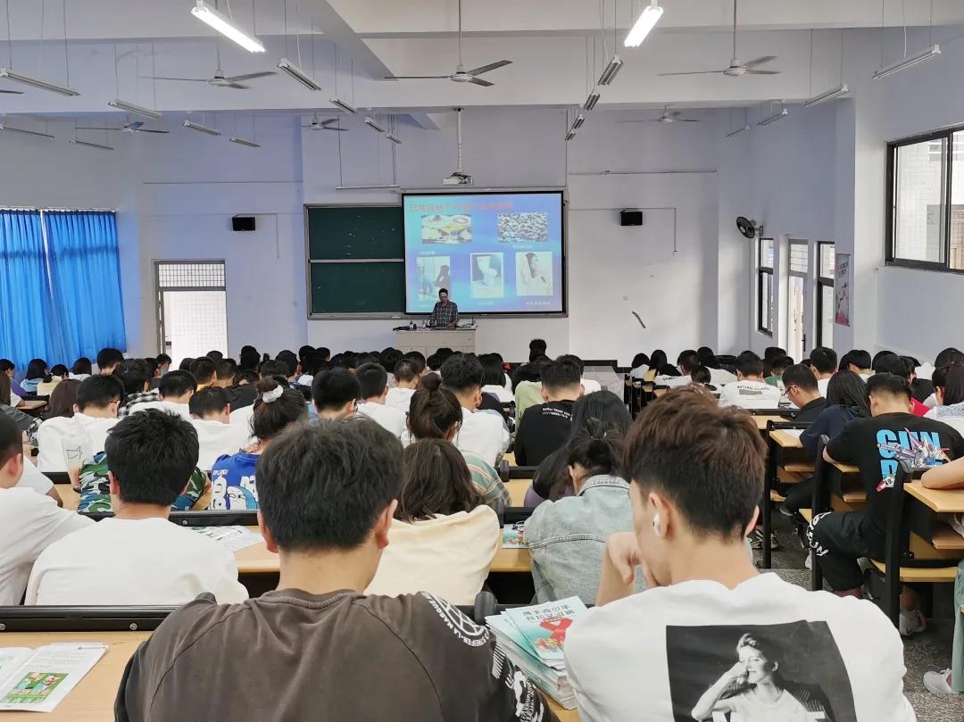 福州理工学院秋冬季传染病防治知识普讲进校园