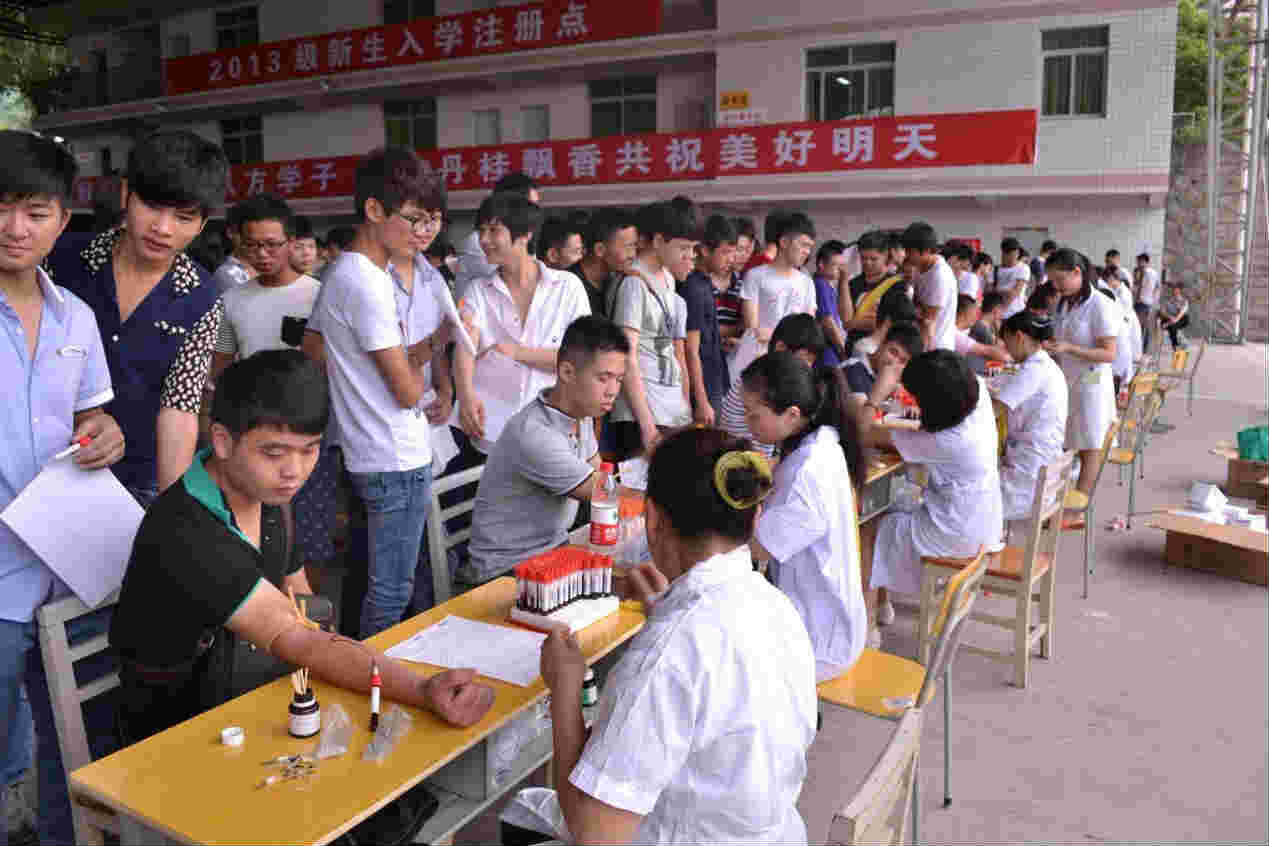 学院2013级新生体检工作顺利完成