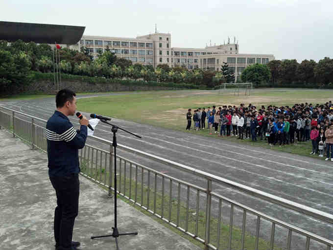 学院举行“走下网络、走出宿舍、走向操场”第九届体育文化节主题升旗仪式