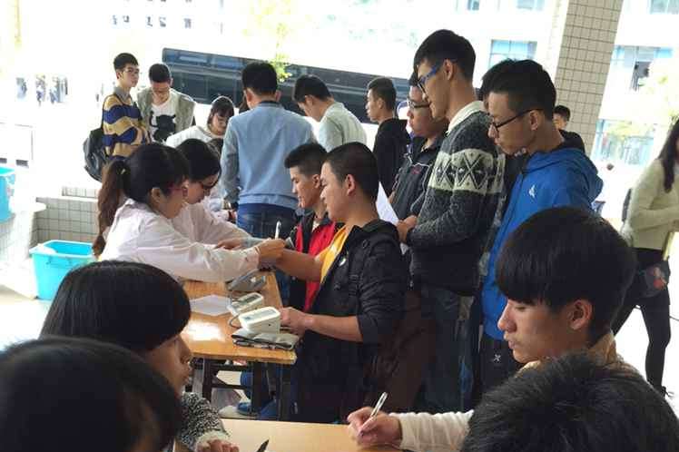 学院举行“但愿人长久，热血注心田”无偿献血活动