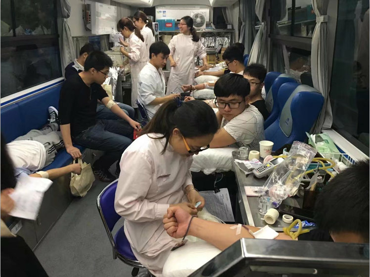 校青年志愿者协会在青年广场开展无偿献血活动
