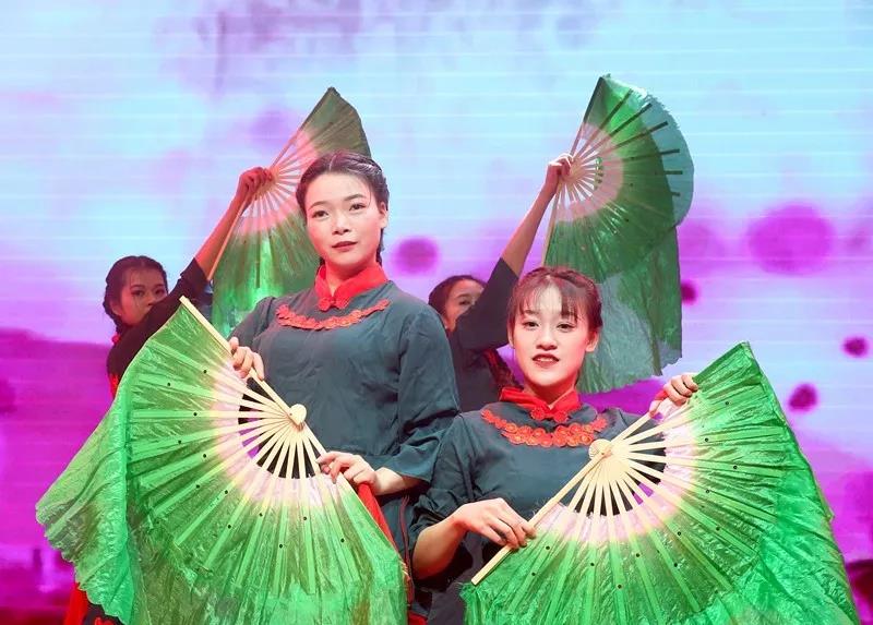 我校大学生艺术团芳华舞蹈队受邀赴省体职院交流演出