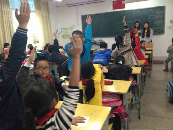 海院学子来支教 爱心汇聚在西园