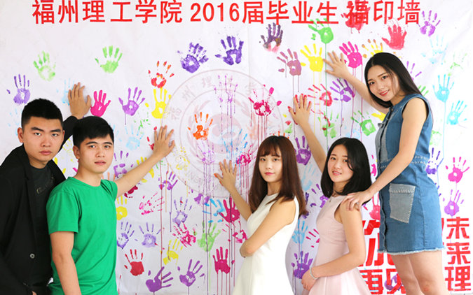 不一样的毕业季：巨型毕业证、个性请假条和福印墙