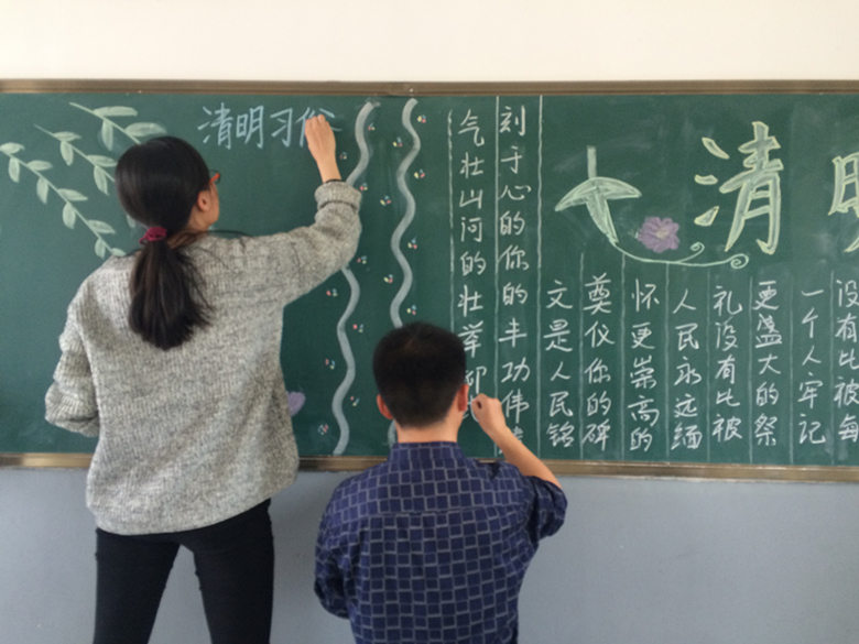 娃娃课堂之清明小板书——记朱步小学志愿服务活动