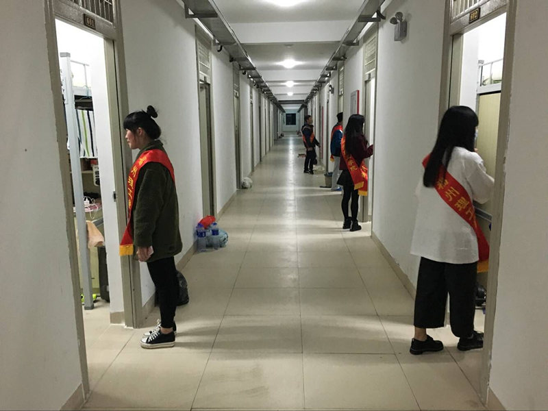 学院青年志愿者协会开展“为”蓝生活，地球熄灯一小时活动