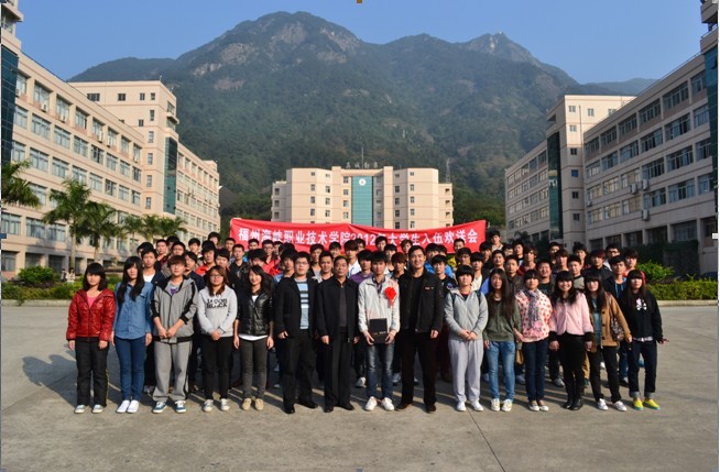 学院隆重召开2012年大学生入伍欢送会