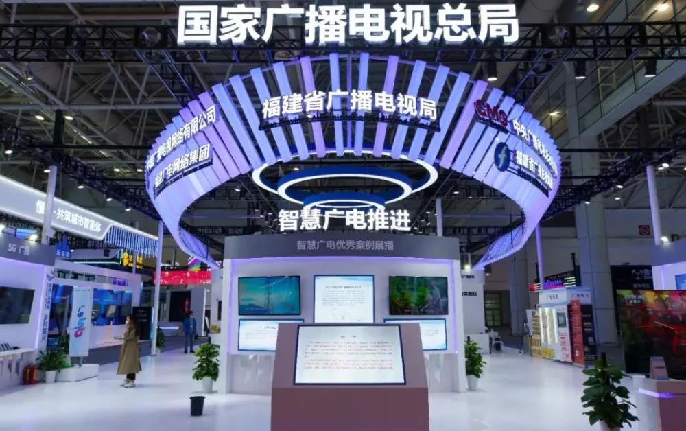 福州理工学院校企合作成果亮相数字峰会