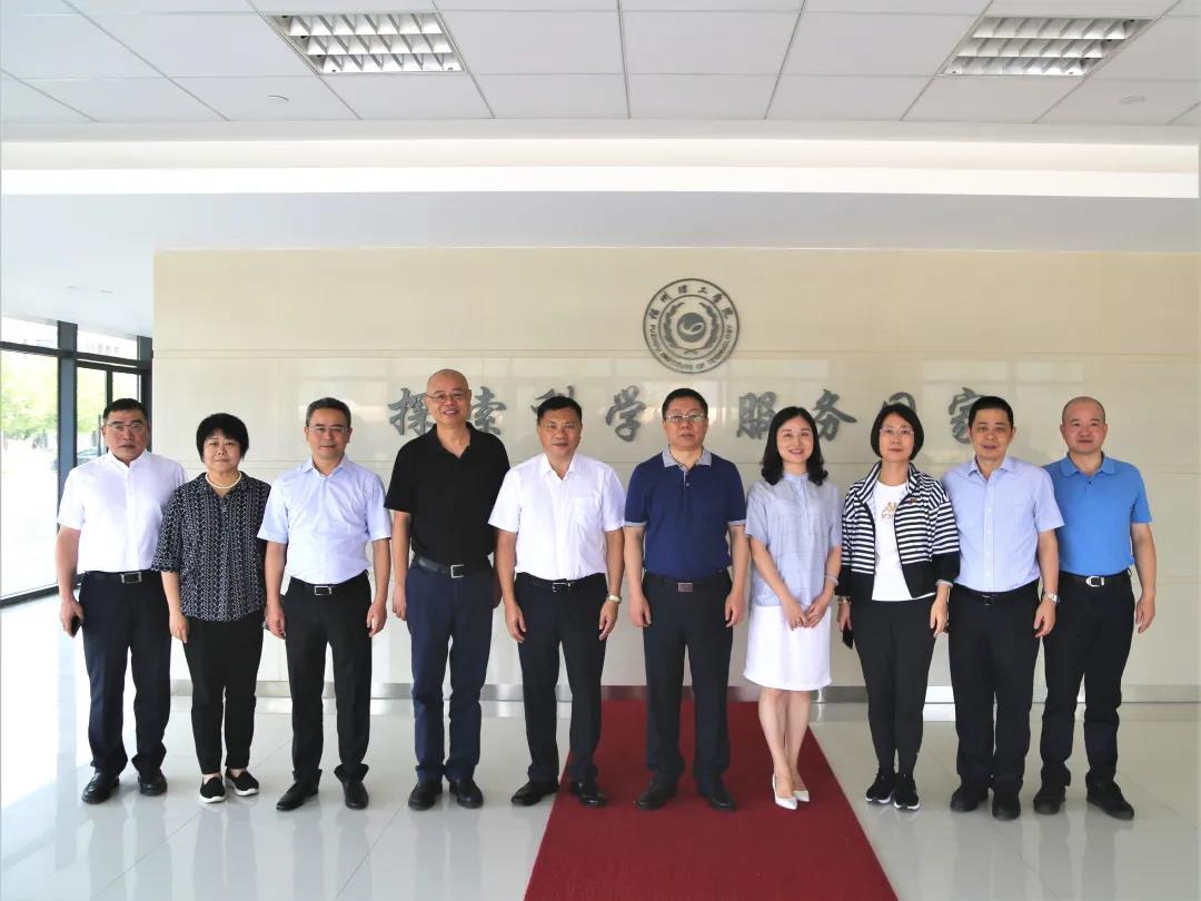 中国农业银行总行副行长崔勇一行莅临福州理工学院调研