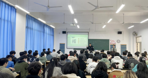 福州理工学院联合潘渡派出所开展安全教育讲座