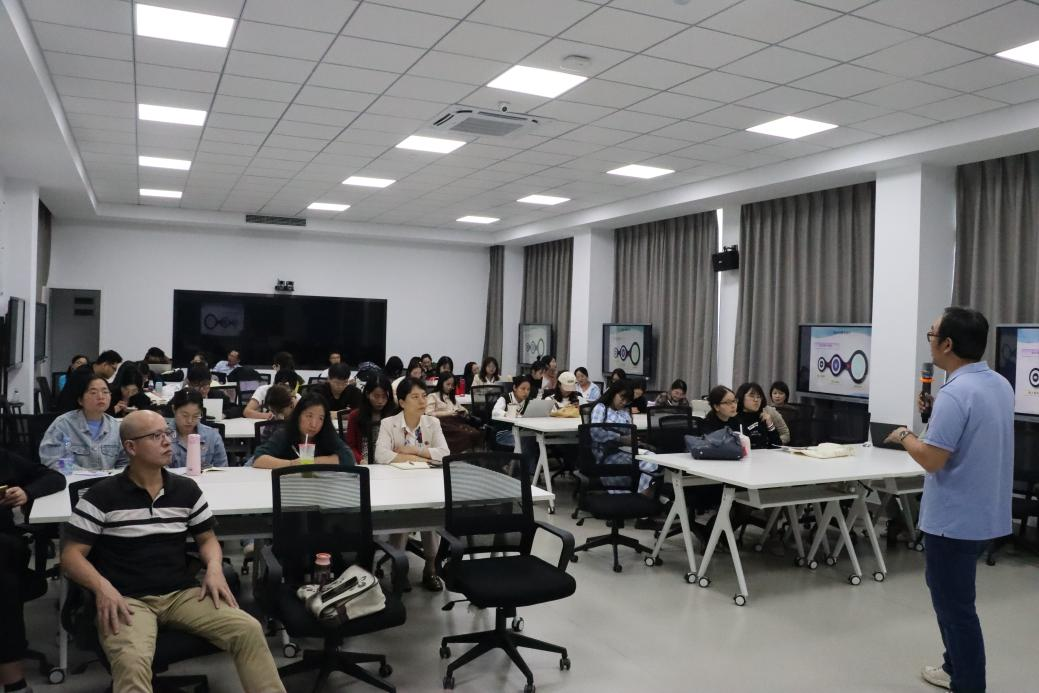 学院开展混合式教学与信息技术应用型讲座
