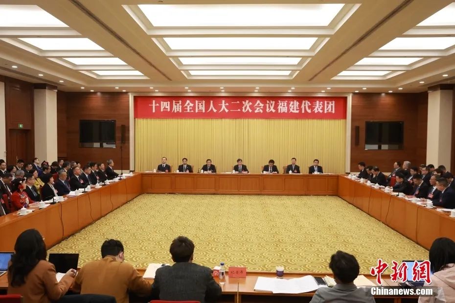 福建代表团举行开放团组会议，福州理工学院董事长回答记者提问
