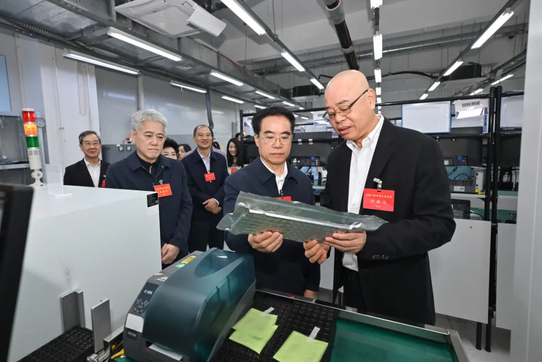 福建省十四届全国人大代表集中视察福州理工学院